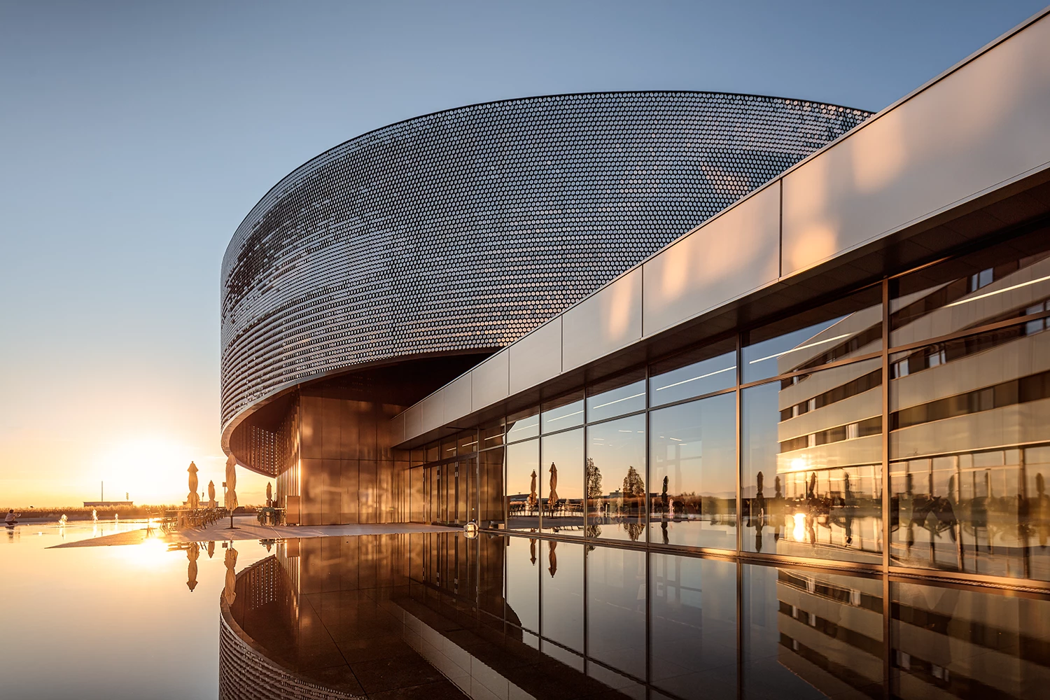 architecture_aquatis_lausanne_reflet_bassin