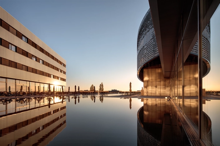 architecture_aquatis_bassin_eau_reflet_hotel