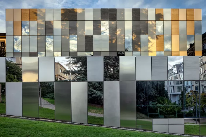 architecture_opera_lausanne_facade_mosaique_reflets