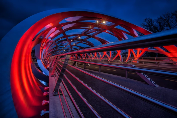 pont avec une structure métallique design rouge et bleu