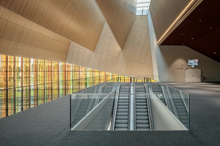 architecture_epfl_swisstech_interieur_escalator_plafond_bois