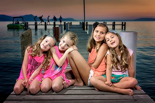 enfants sur un ponton au coucher du soleil