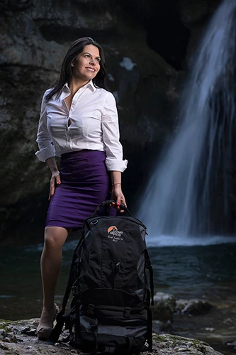 portrait outdoor de femme devant une chute d'eau