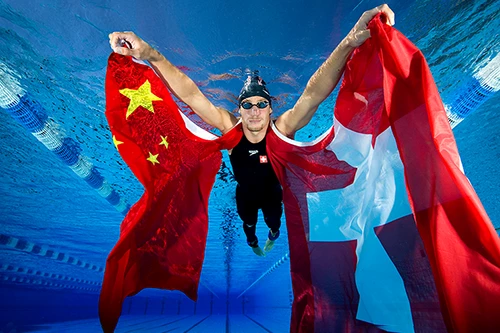 nageur avec drapeaux dans une piscine