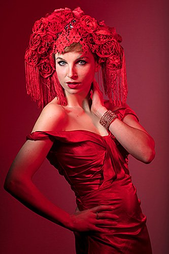 Portrait de mode d'une femme en rouge