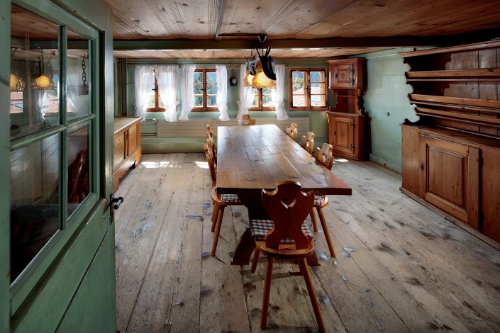 pièce dans un chalet en bois avec murs verts, photographie d'immobilier