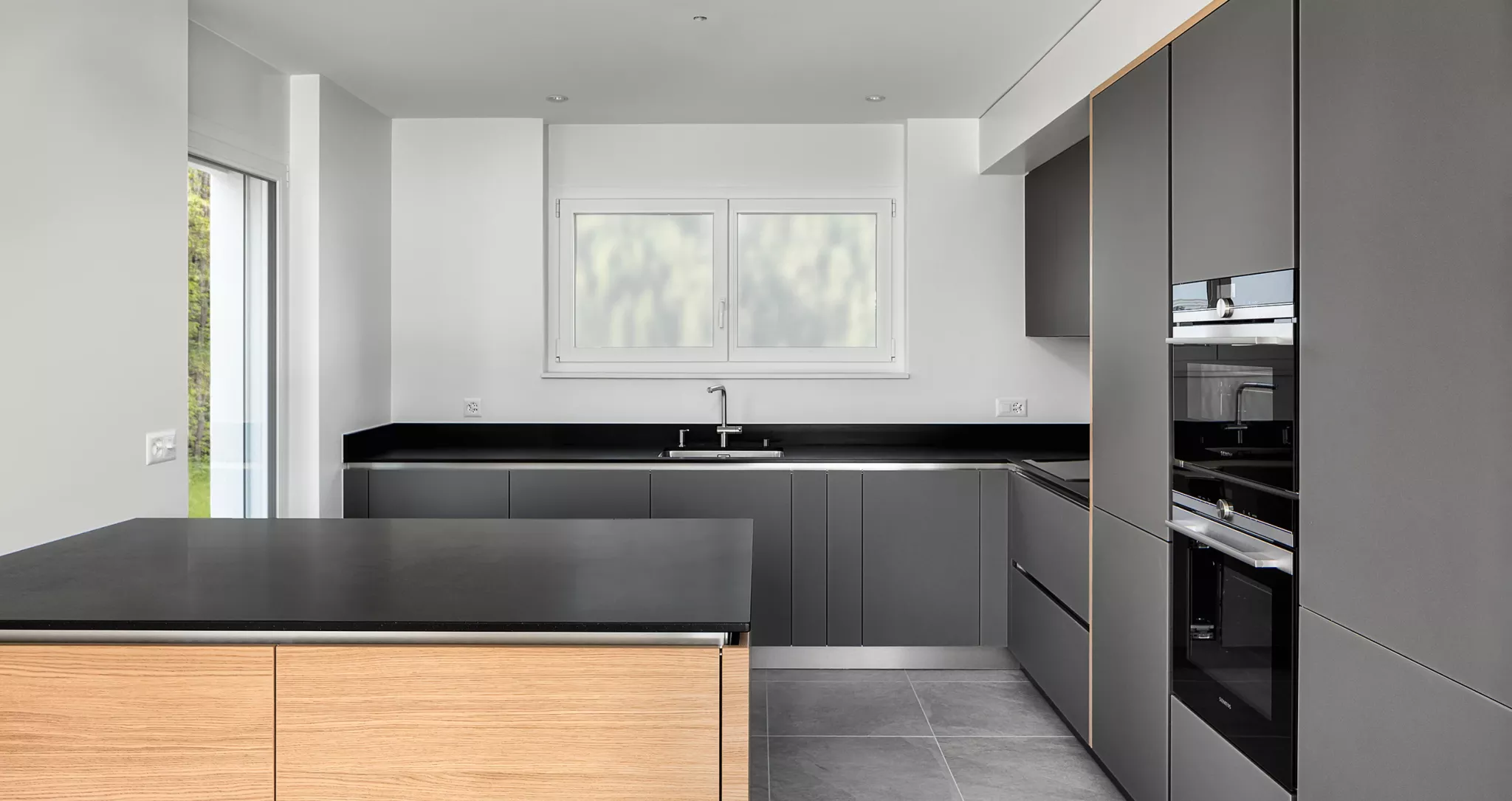 mobilier de cuisine de couleur grise dans une villa, photographie d'immobilier